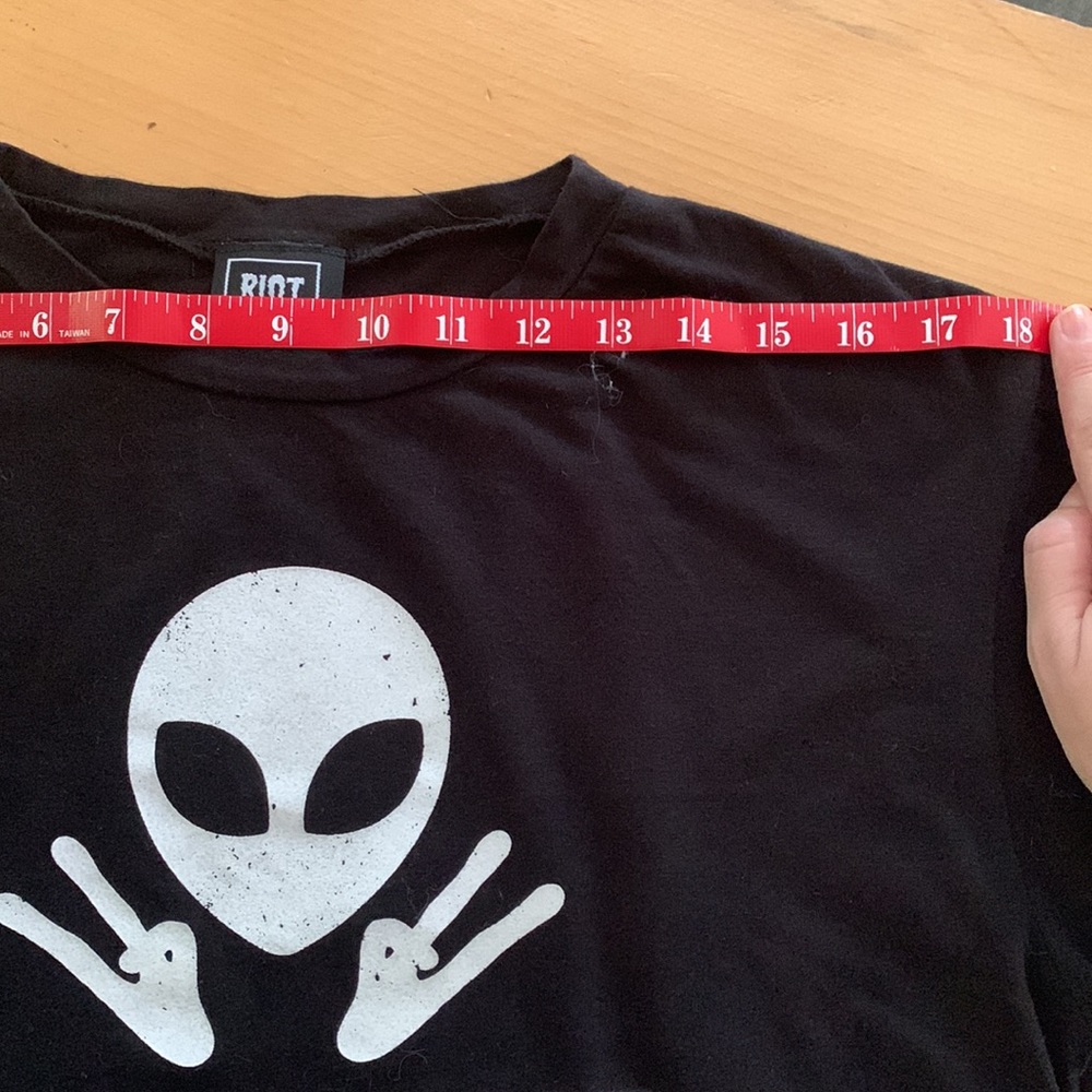 Riot Queen "Aliens Exist" Cropped Shirt - Picture 5 of 8